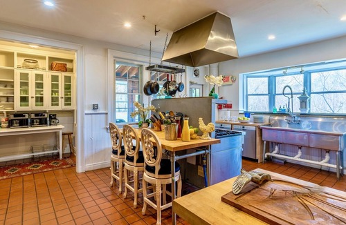 Manchester Center House | Sleep 34: 15 bedroom/12 bath Mansion! Family Reunions, DIY Wedding, Yoga Retreat