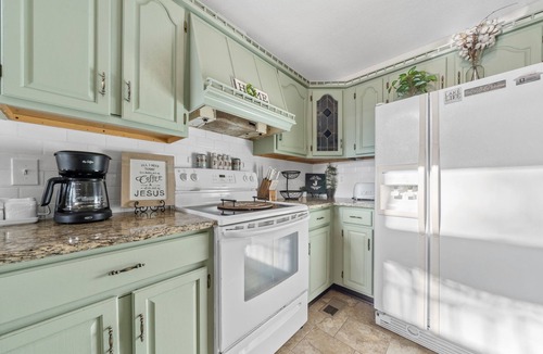 Eatonton House | Sleeps 10, + Igloo Guest House, 7 kayaks, 2 paddleboards. John boat, + more!