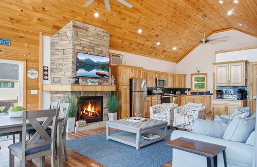 Hamilton House | Sleeps 8, 5 min to Colgate, Welcome Wine, Lake Moraine Home #2 Near Colgate University