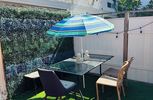 Larchmont Apartment | Small Chic studio with Outdoor Seating Area By West Hollywood With Free WiFi
