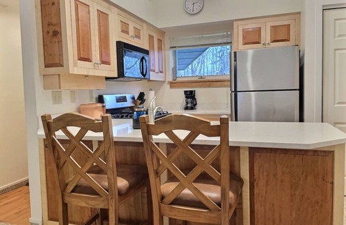 Killington Condo | Snowcub- AC, Pool, Hot tub, Tennis, Grill!