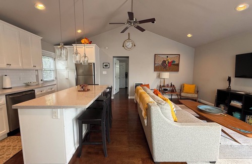 El Segundo House | Spacious 1bd Mid-Century Guest House in El Segundo-near shops, parks, and beach!