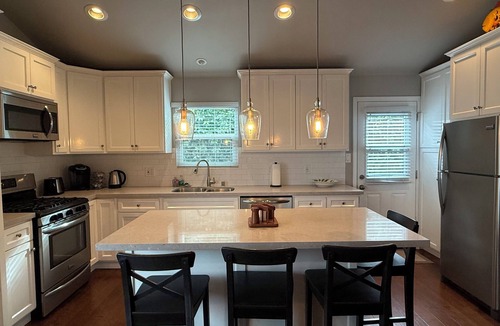 El Segundo House | Spacious 1bd Mid-Century Guest House in El Segundo-near shops, parks, and beach!