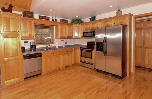 Murphy House | Spacious 3/3 Cabin - Mountain Views , HOT TUB, Game Room & Wi-Fi!
