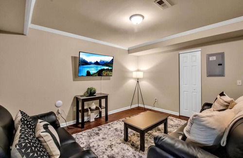 Amherst Apartment | Spacious 3 bed/3 bath Apartment No stairs