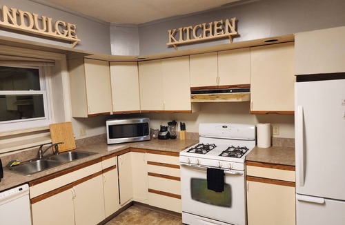 Rimmon Heights Apartment | Spacious 3-bedroom, your Cozy Home Away From Home Comfort,Quiet, and Convenience