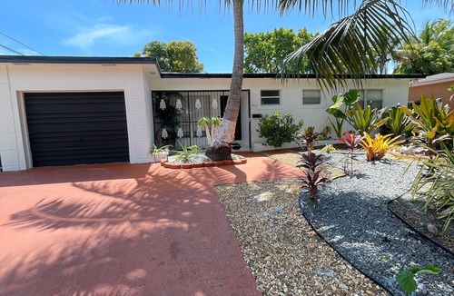 Highland Garden House | Spacious 4-bedroom house in lovely Hollywood with WiFi, AC