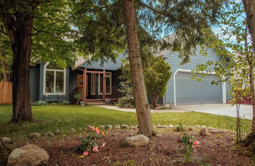Ballston Spa House | Spacious 5-bedroom house near Saratoga Racetrack, SPAC, Six Flags - Pet Friendly