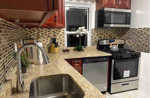 Queens Apartment | Spacious 6BR Astoria Stay Family Friendly LGA/JFK 15 Min to NYC