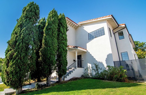 Beverly Hills Villa | Spacious 6BR Home with BBQ & Yard Beverly Hills Adj