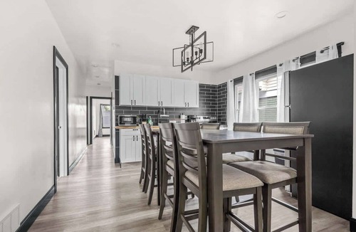 Downtown Niagara Falls House | Spacious 8-bedroom home in Niagara Falls Perfect for groups!
