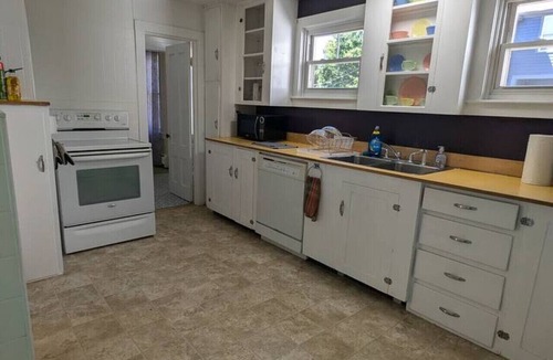 Shelburne Apartment | Spacious & Cozy Ground Floor 2/3 Bed private suite