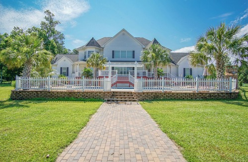 White Plains House | Spacious House with Pool nestled in the Lake Country area!