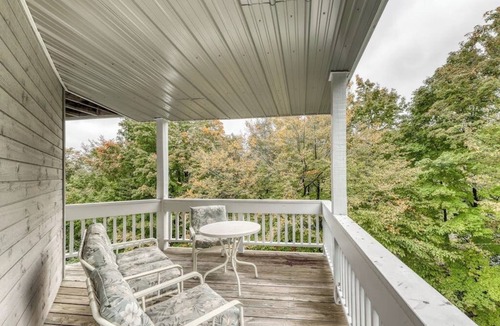 Warren Condo | Spacious mountain view condo with library & gas fireplace - near skiing