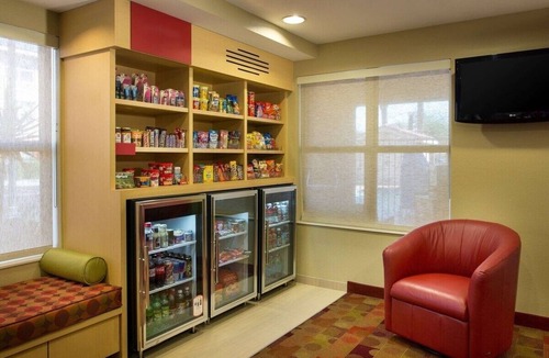 Novi Apartment | Spacious & Quiet 2 Bedroom Suite w/2 Queens Near Suburban Collection Showplace