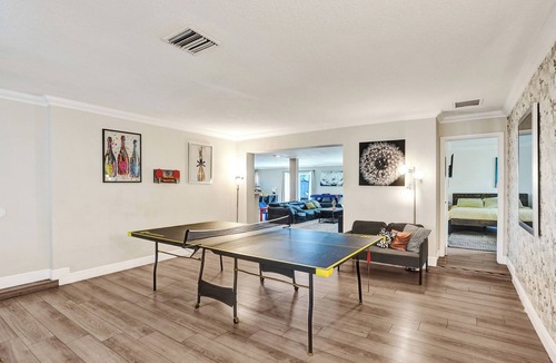 Hollywood Hills Villa | Spacious Villa with Heated Pool, Trampoline, BBQ, Tennis, Air Hockey