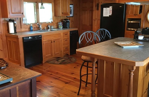 Laconia House | SPECIAL May 10% off, 2 nt. min. Lakehouse, 300’ shore, Dock, 10 Kayaks, Fire pit