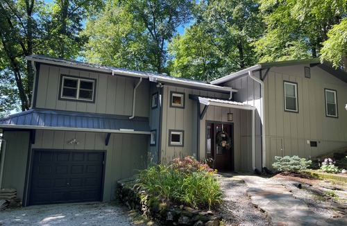 Spruce Pine Cabin | Spectacular views from clean, modern and luxurious family style home near BRP