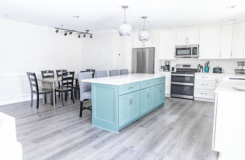Savannah House | Sprawling Sandfly with bonus rooms galore.