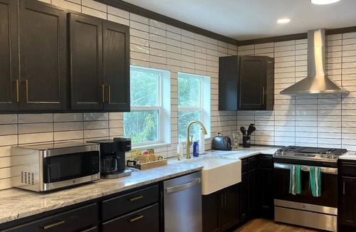 Mobile House | Springhill Bungalow-cozy bungalow located in the Springhill area.