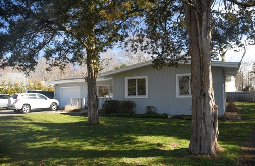 Southold House | Steps from Cedar Beach ! Tranquil Retreat in the Heart of Wine Country
