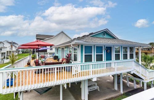 Pirates Beach House | Steps to Pirate Beach: Galveston Home w/Deck!
