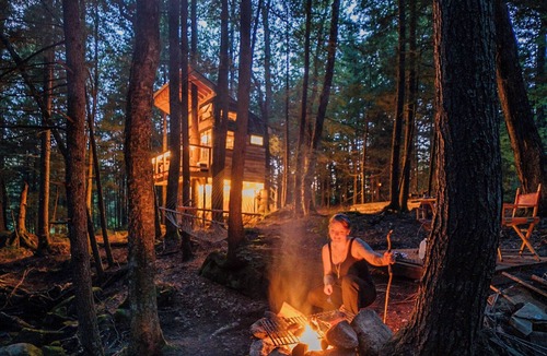 Hardwick House | Streamside treehouse in the Vermont forest with access to sauna