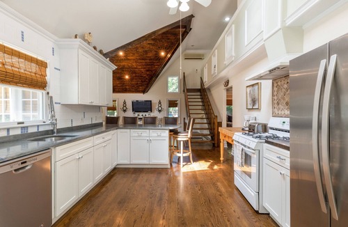 Springs House | STUNNING LUXURY HOME ~ PRIVATE POOL/HOT TUB ~ PERFECT HAMPTONS GETAWAY ~ MBH