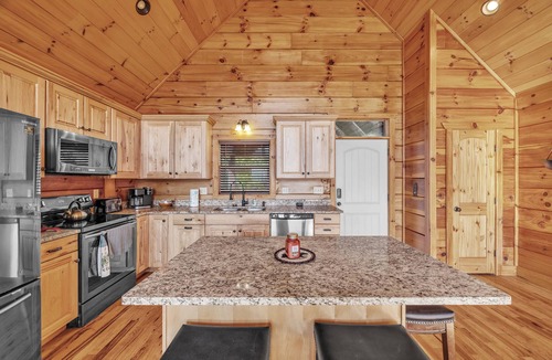 Vein Mountain Cabin | Stunning Mountain Views & Sunsets, Hot Tub + Fire Pit, 4BR Blue Ridge Retreat