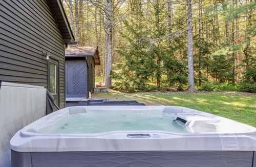 Town of Lumberland House | Stylish Family Retreat w/Hot Tub