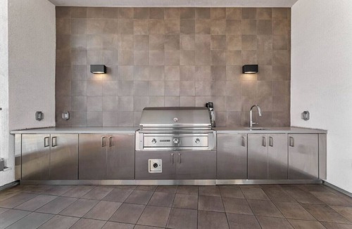 Little Tokyo Apartment | Stylish Haven with Scenic DTLA Views & Parking - Walking to Little Tokyo