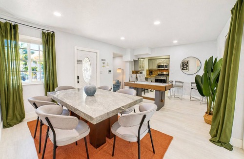 Hollywood Villa | Stylish Home with King Bed l Hockey & Foosball Table