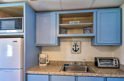 San Leon Apartment | 'Sunny Sea' Coastal Gem: Fish & Boat Nearby!