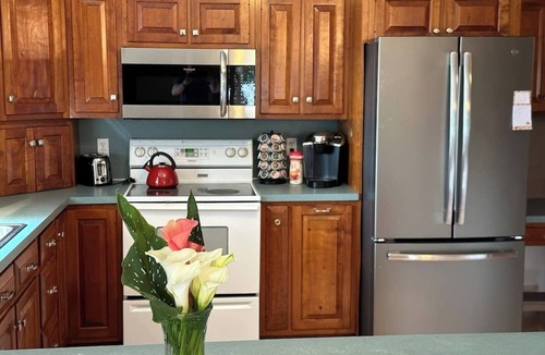Ronks House | Sunnycrest Guesthouse - Spacious 4-bedroom home, 5 min to Kitchen Kettle Village