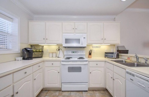 Dadeville Villa | Sunshine Daydream- 1 Bedroom Lakefront Condo