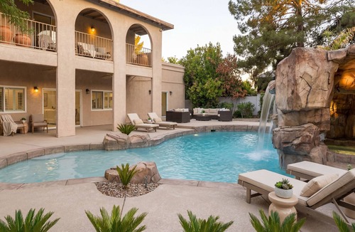 Paradise Villa | Superb 9-bedroom villa with AC in welcoming Las Vegas