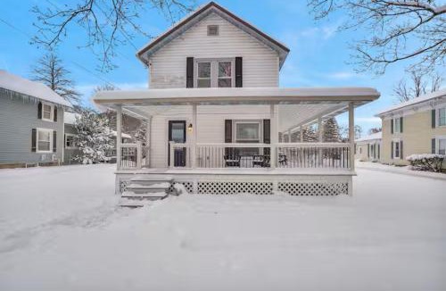 Ellicottville Villa | The Allen House - Chic and Colorful 3BR Downtown Ellicottville
