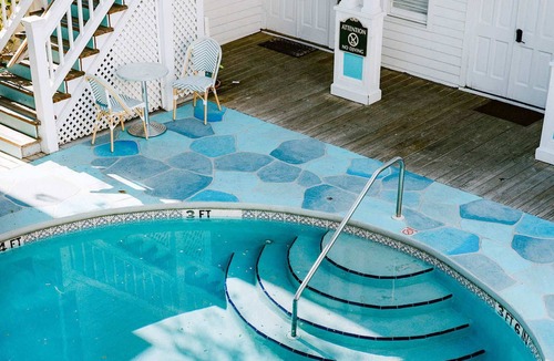 Historic Seaport Apartment | The Curry Poolside | Ground Floor King