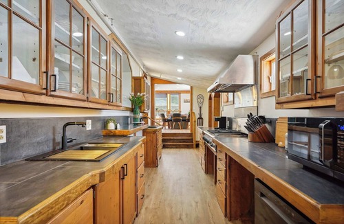 West Dover Villa | The Myrtle Villa Hot Tub Pool Near Mount Snow