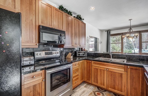 The Highlands House | The Oak Lane Chateau: with Private Hot Tub, Close to Golf, Free Ski Shuttle!