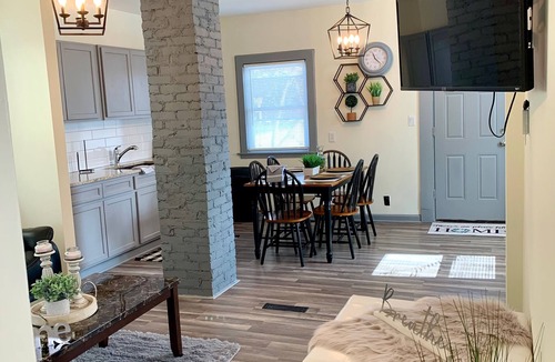 Niagara Falls Villa | The Southside Villa - With Private Yard & Parking, Near Falls & Casino by Niagara Hospitality