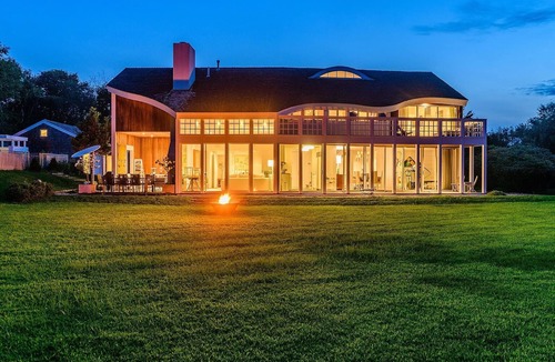 Village of Southampton House | "THE WAVE" is a Modern home that is the ideal retreat for Hamptons living.