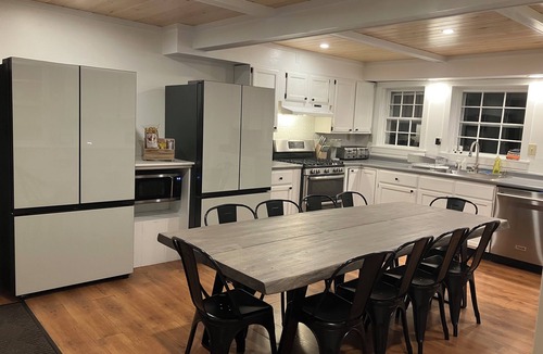Killington House | The White House - Sleeps 16 - Killington Farmhouse - Hot Tub - Fire Pit