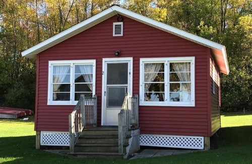 Frontenac Cottage | Thousand Islands camp on the St. Lawrence River, Boat docking included.