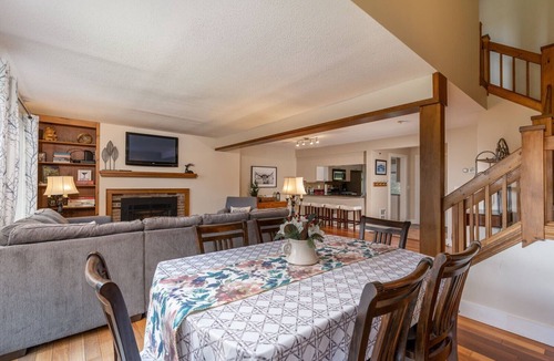 Quechee Condo | Townhome with Fireplace & Hill Views, Saltbox