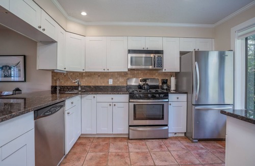 Quechee Condo | Townhome with Fireplace & Hill Views, Saltbox