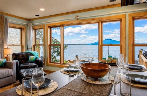 Cumberland Head House | Tramonto Paradise on the Lake Hot Tub Pet Friendly