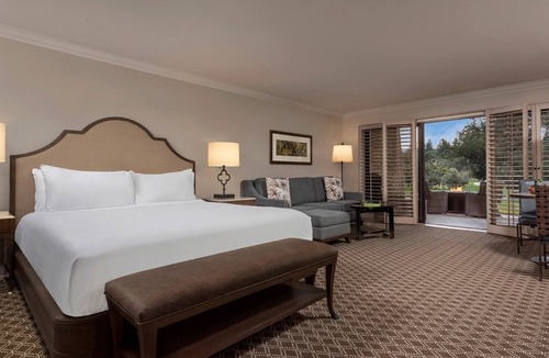 Rancho Bernardo Hotel | Tranquil Spa View Studio with Outdoor Firepit – Ultimate Relaxation Spot