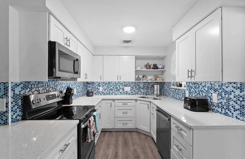 Englewood South House | Tranquil & Spacious Heated Pool, Hot Tub, Parking