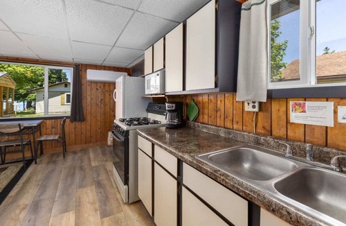 Chippewa Lake Cabin | Unwind by Chippewa Lake w/indoor pickleball court